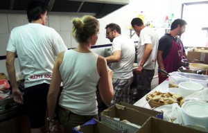 Voluntarios-preparando-tapas