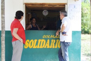 Colmados Solidarios, Batey Margarita 12 Inés Crivell y Victoriano Valpuesta comprando en un Colmado Solidario