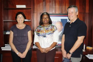 Visita de Inés y Victoriano al Consulado de Haití en República Dominicana Inés y Victoriano reunidos con la Cónsul de Haití para tratar el drama de los haitianos indocumentados en República Dominicana