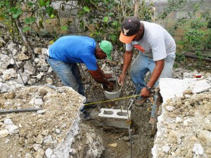 Usuarios de las viviendas anteriores ayudando a la familia con su nuevo hogar