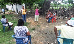 Maira (Enfermera y Presidenta de la Junta de Vecino ) y Manuel (Enfermera y miembro de la Asociación de Mujeres) impartiendo taller a la Comunidad de la Cuabana.